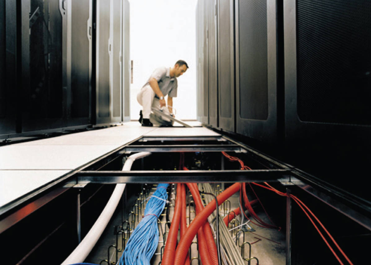 Centro de datos de sistema de piso elevado con sala de computadoras